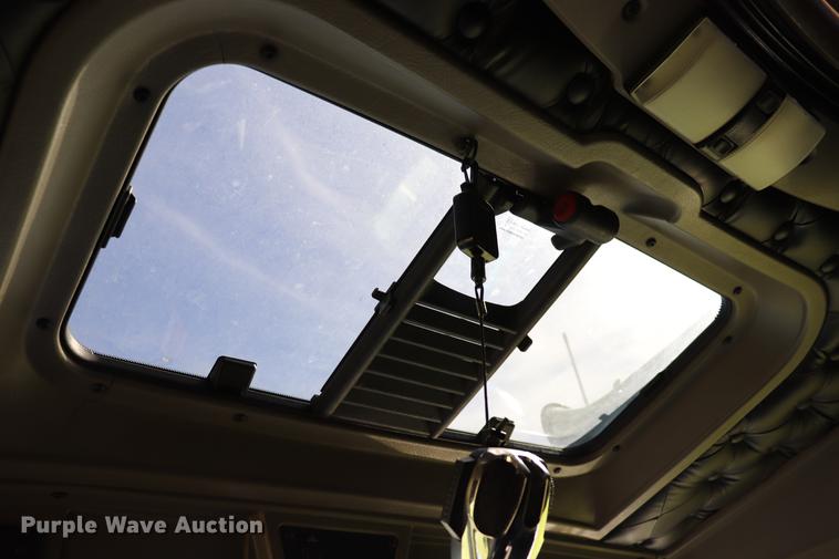 image for item ED9647 2005 Kenworth W900L semi truck