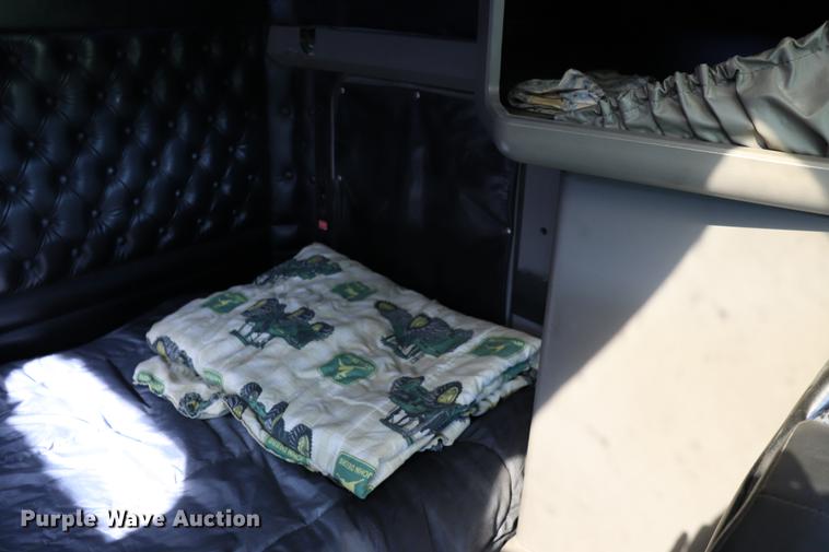 image for item ED9647 2005 Kenworth W900L semi truck