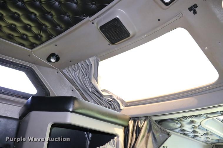 image for item ED9647 2005 Kenworth W900L semi truck