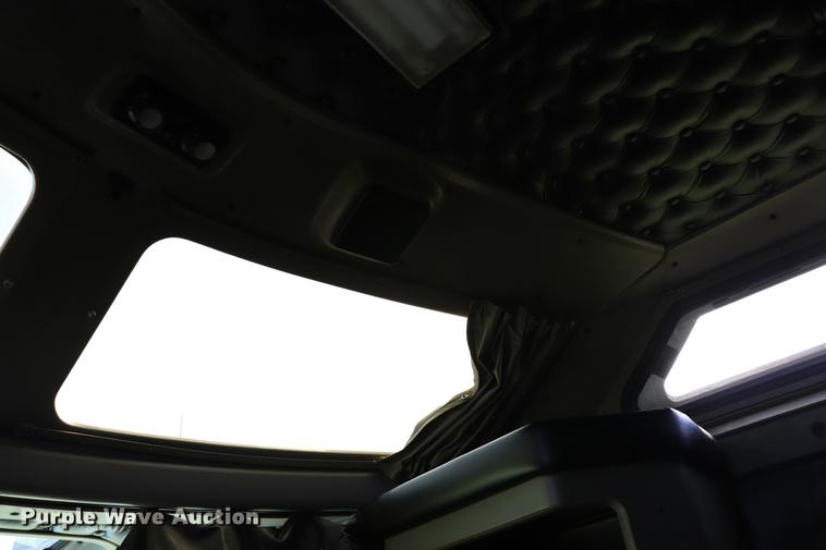 image for item ED9647 2005 Kenworth W900L semi truck