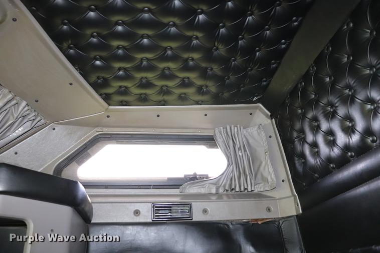 image for item ED9647 2005 Kenworth W900L semi truck