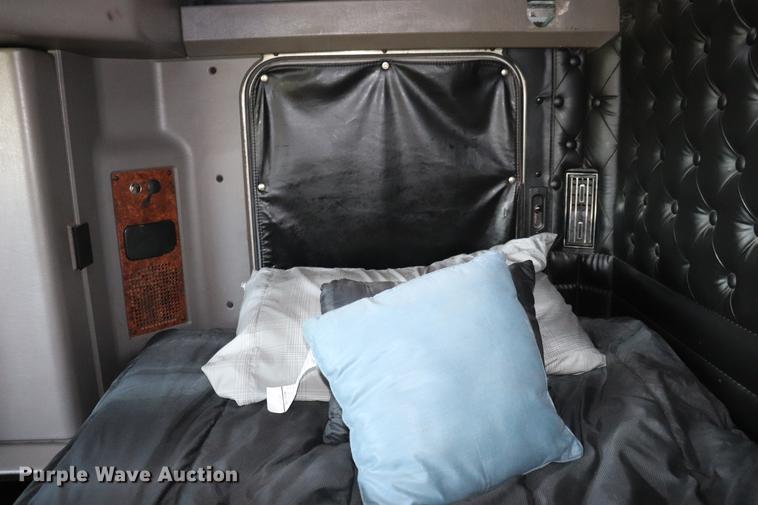 image for item ED9647 2005 Kenworth W900L semi truck