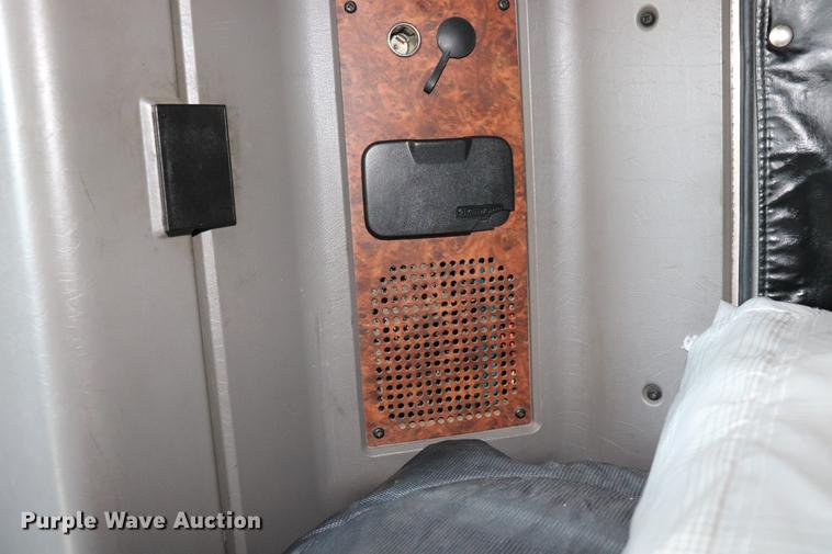 image for item ED9647 2005 Kenworth W900L semi truck