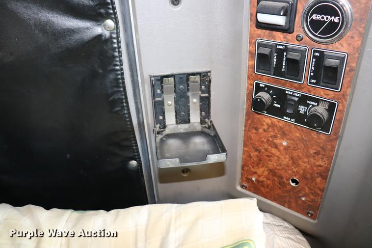 image for item ED9647 2005 Kenworth W900L semi truck