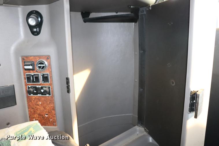 image for item ED9647 2005 Kenworth W900L semi truck