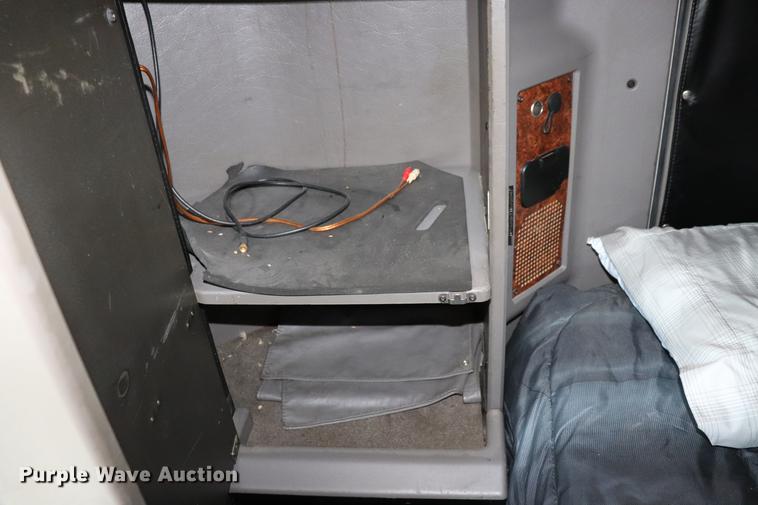 image for item ED9647 2005 Kenworth W900L semi truck