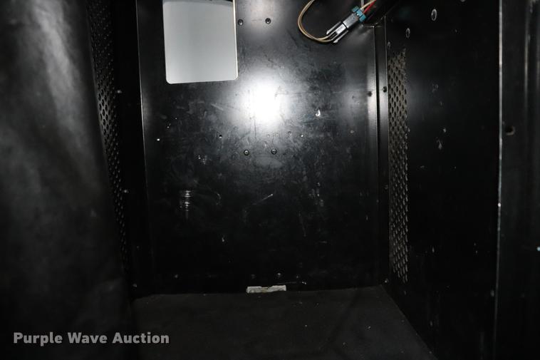 image for item ED9647 2005 Kenworth W900L semi truck