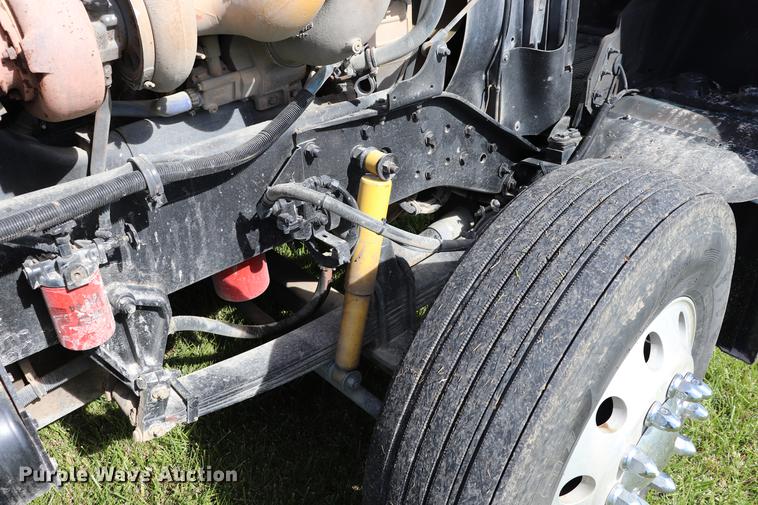 image for item ED9647 2005 Kenworth W900L semi truck