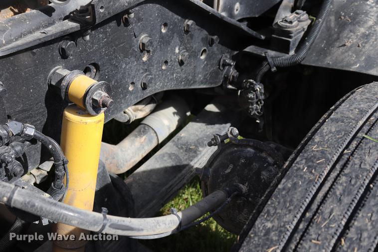 image for item ED9647 2005 Kenworth W900L semi truck