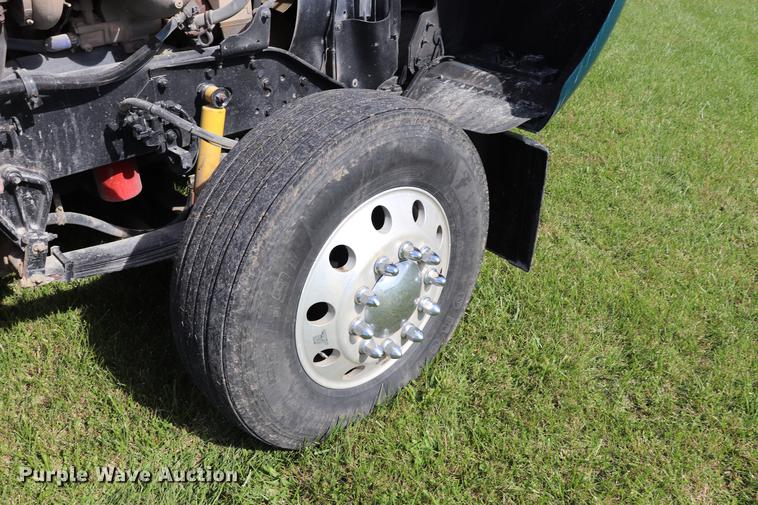 image for item ED9647 2005 Kenworth W900L semi truck