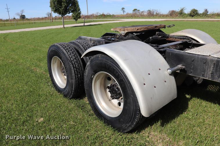 image for item ED9647 2005 Kenworth W900L semi truck