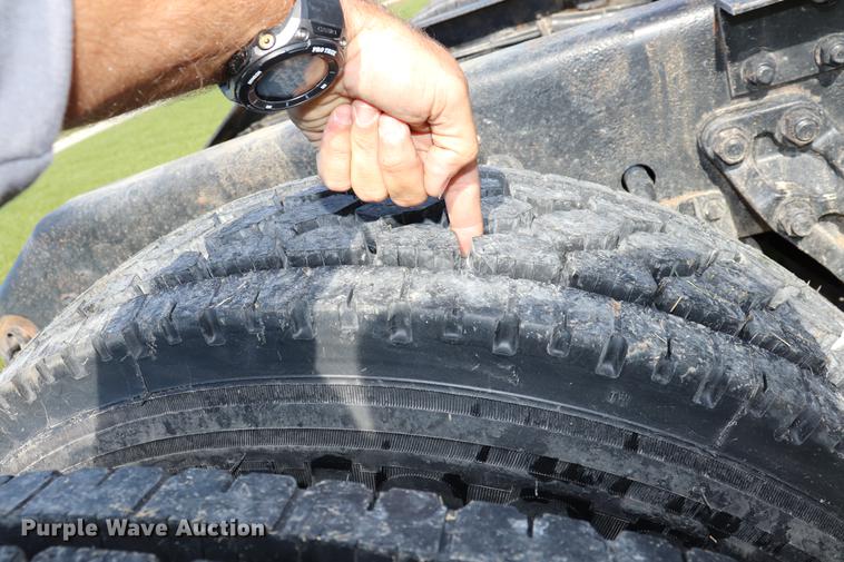 image for item ED9647 2005 Kenworth W900L semi truck