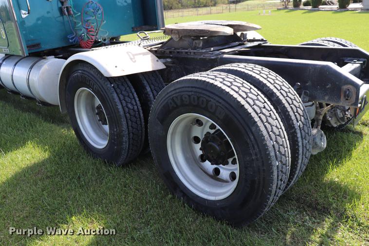 image for item ED9647 2005 Kenworth W900L semi truck