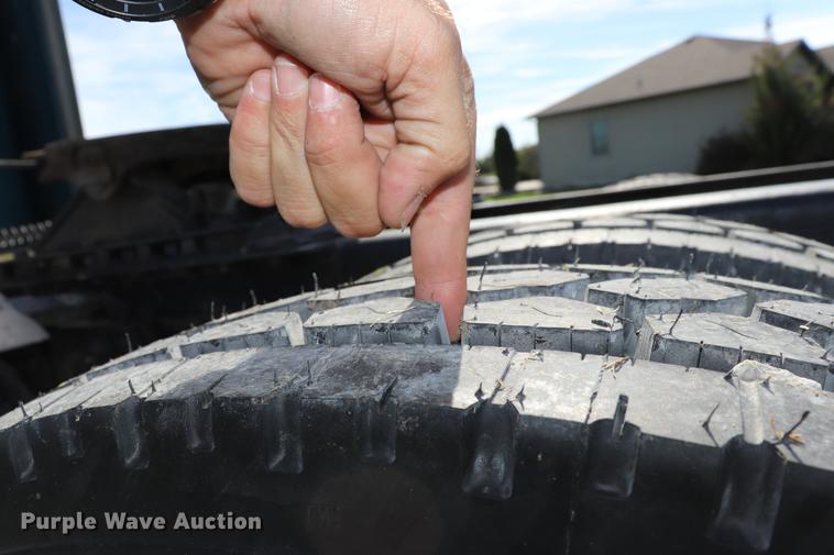 image for item ED9647 2005 Kenworth W900L semi truck