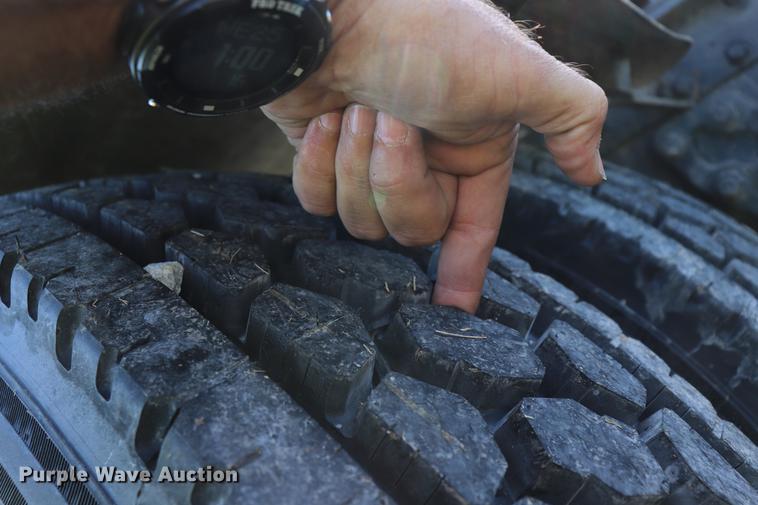 image for item ED9647 2005 Kenworth W900L semi truck