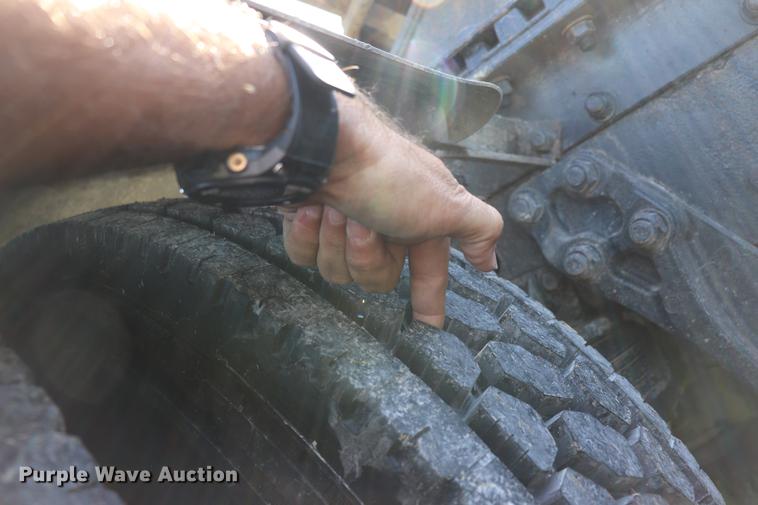 image for item ED9647 2005 Kenworth W900L semi truck