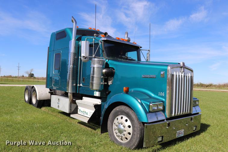 image for item ED9647 2005 Kenworth W900L semi truck
