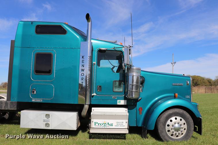 image for item ED9647 2005 Kenworth W900L semi truck