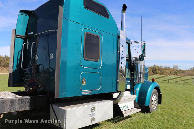 image for item ED9647 2005 Kenworth W900L semi truck
