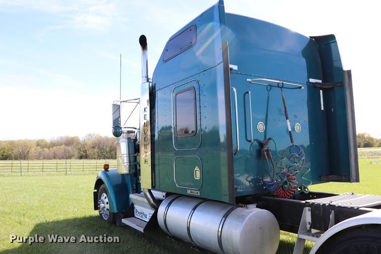 image for item ED9647 2005 Kenworth W900L semi truck