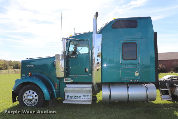 image for item ED9647 2005 Kenworth W900L semi truck