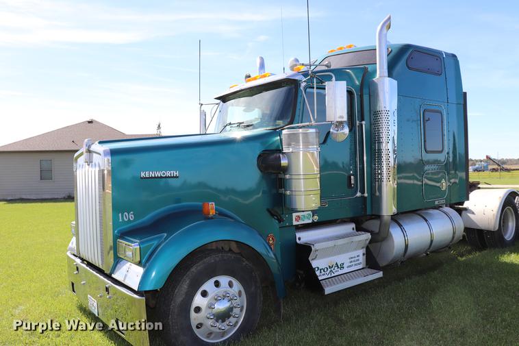image for item ED9647 2005 Kenworth W900L semi truck