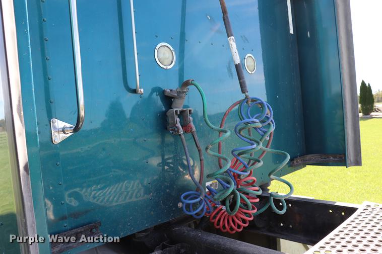 image for item ED9647 2005 Kenworth W900L semi truck