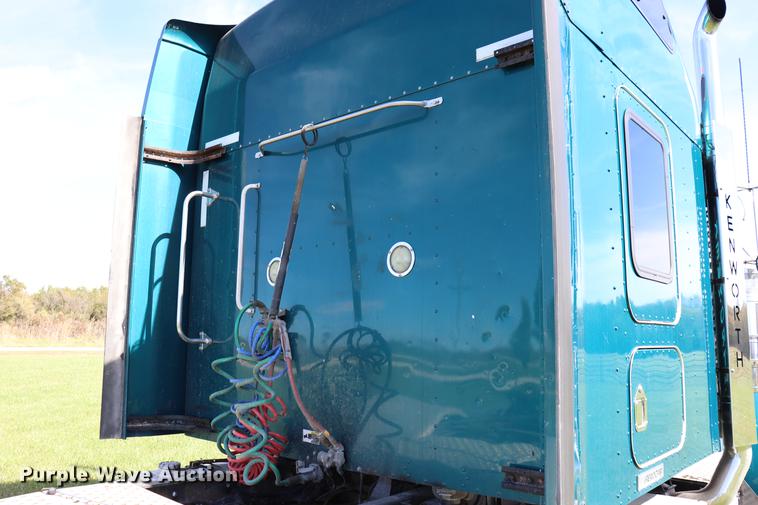 image for item ED9647 2005 Kenworth W900L semi truck