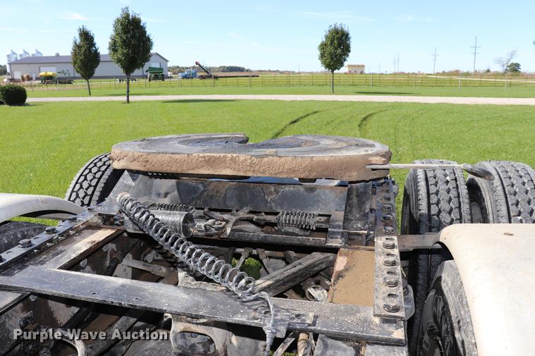 image for item ED9647 2005 Kenworth W900L semi truck