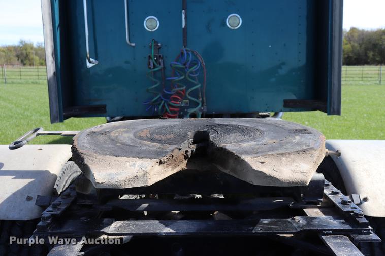 image for item ED9647 2005 Kenworth W900L semi truck