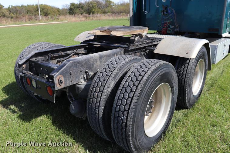 image for item ED9647 2005 Kenworth W900L semi truck