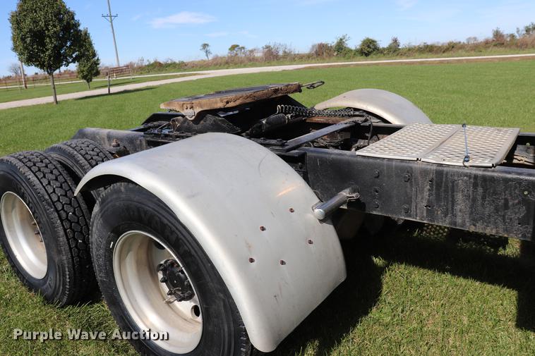 image for item ED9647 2005 Kenworth W900L semi truck