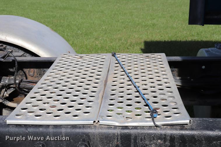 image for item ED9647 2005 Kenworth W900L semi truck