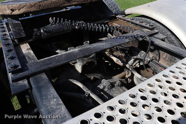 image for item ED9647 2005 Kenworth W900L semi truck