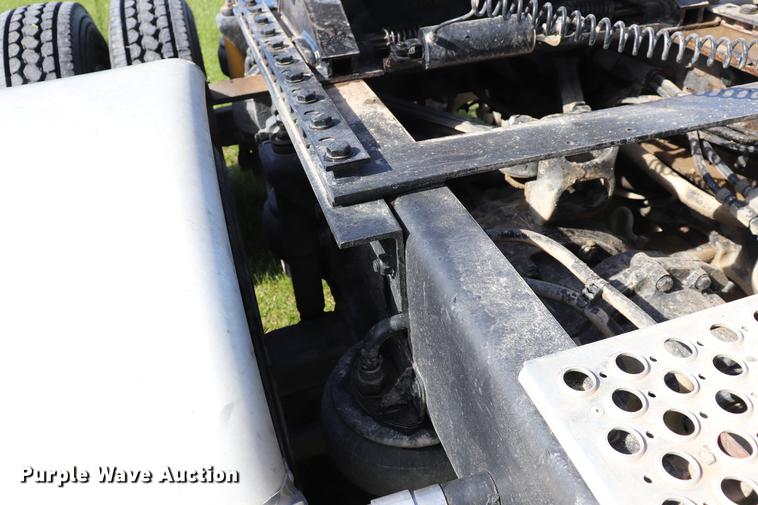 image for item ED9647 2005 Kenworth W900L semi truck