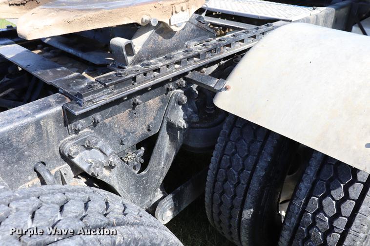 image for item ED9647 2005 Kenworth W900L semi truck