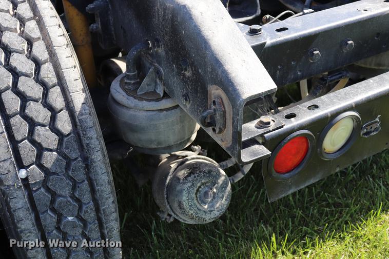 image for item ED9647 2005 Kenworth W900L semi truck