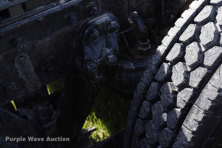 image for item ED9647 2005 Kenworth W900L semi truck