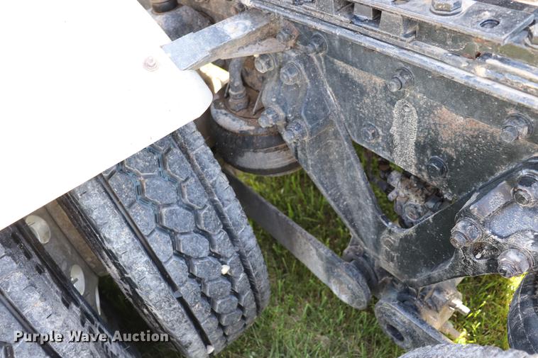 image for item ED9647 2005 Kenworth W900L semi truck