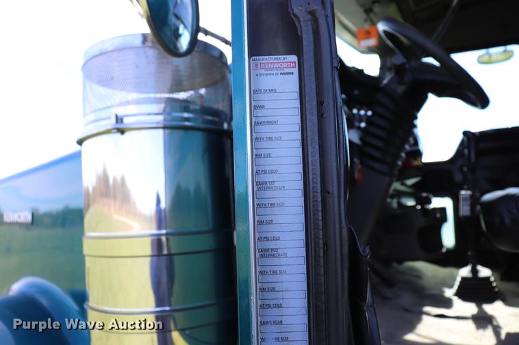 image for item ED9647 2005 Kenworth W900L semi truck