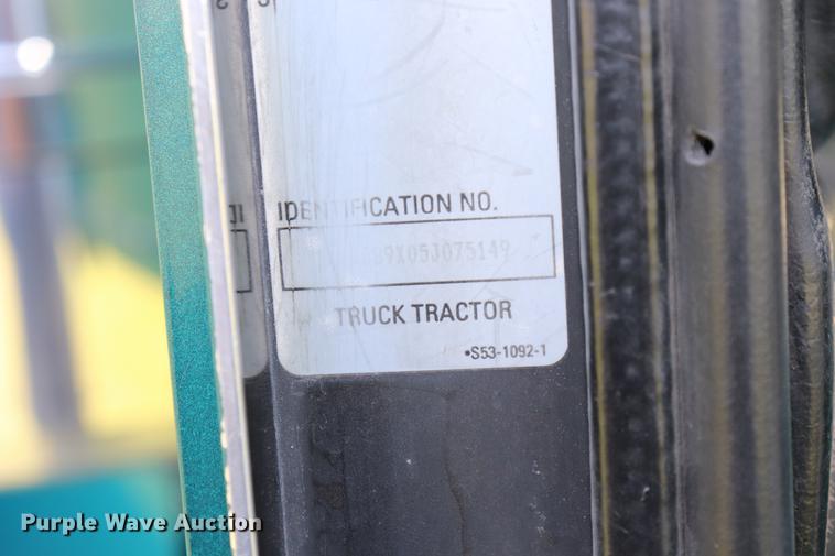 image for item ED9647 2005 Kenworth W900L semi truck