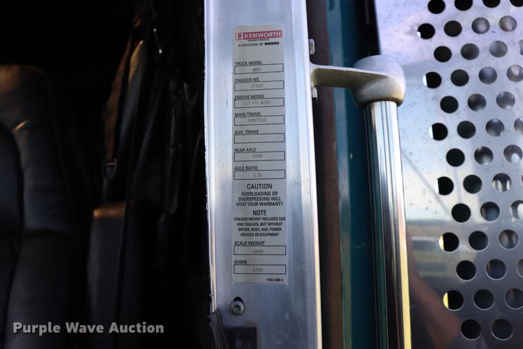 image for item ED9647 2005 Kenworth W900L semi truck