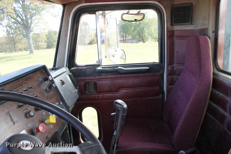 image for item ED9674 1992 Peterbilt 378 semi truck