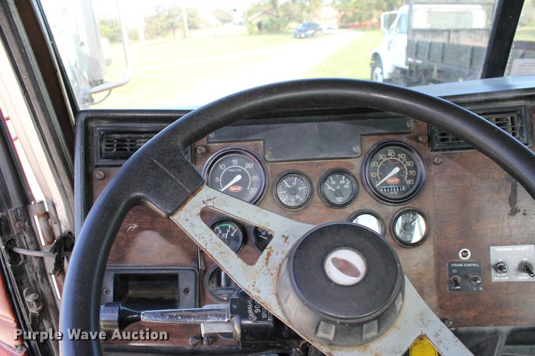 image for item ED9674 1992 Peterbilt 378 semi truck