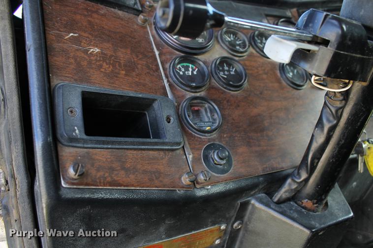 image for item ED9674 1992 Peterbilt 378 semi truck