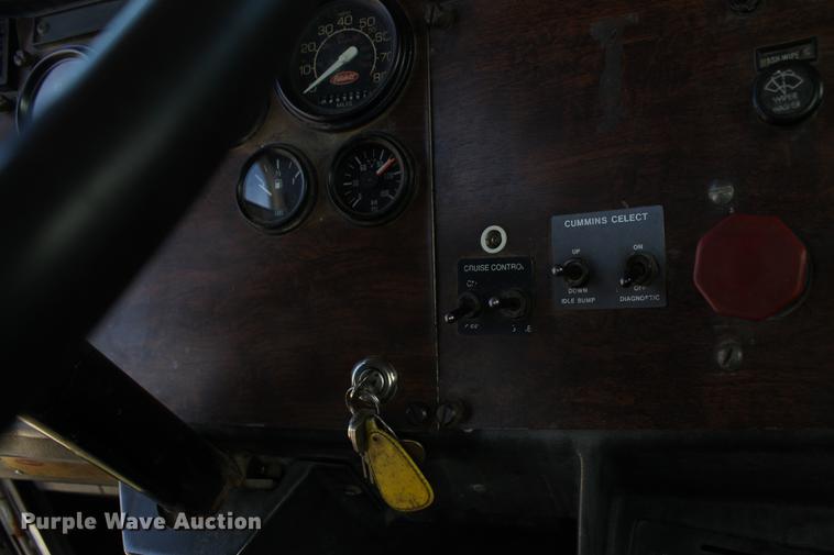 image for item ED9674 1992 Peterbilt 378 semi truck
