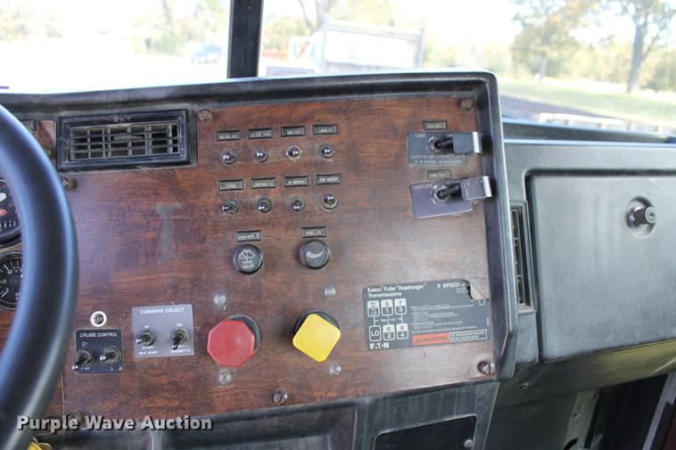 image for item ED9674 1992 Peterbilt 378 semi truck