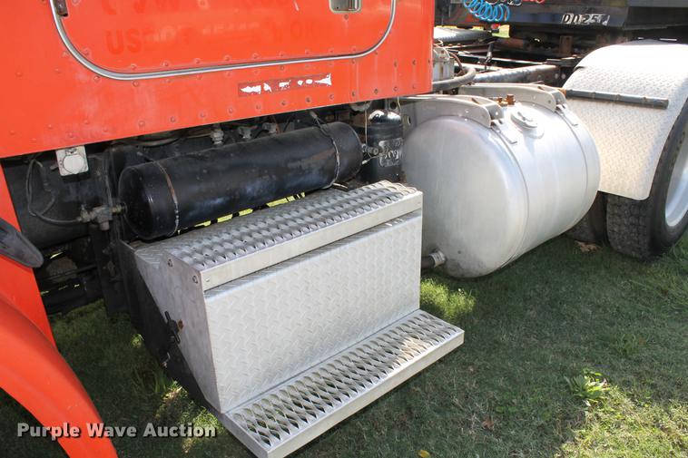 image for item ED9674 1992 Peterbilt 378 semi truck