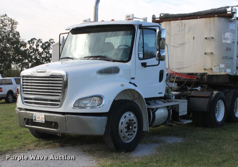 image for item ED9676 2005 Freightliner Business Class M2 semi truck