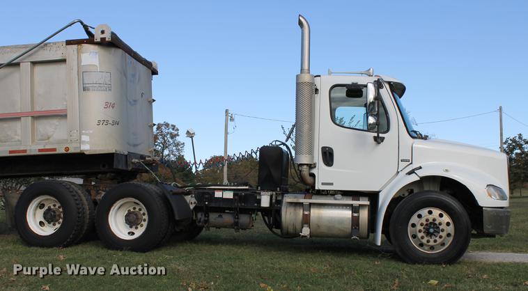 image for item ED9676 2005 Freightliner Business Class M2 semi truck